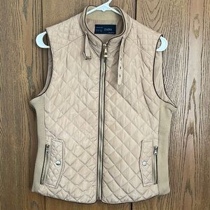 ZABA BASIC TAN PUFFER VEST WITH GOLD DETAILS AND POCKETS
